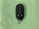 リモコンエンジンスターターを装備しています。操作キーはスマートキーも兼用しており、鍵を差し込むことなくドアロックの開け閉めと、スタートボタン操作でのエンジンスタートができます。