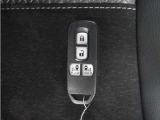 ◆スマートキー◆カギをバッグやポケットに入れたままでもドアロックの開閉ができる『スマートキー』付き!雨天や暗くなってもカギを取り出す必要がなくドアの開錠&エンジンも始動できます