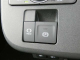 電動パーキングブレーキを搭載。スイッチ操作でパーキングブレーキを作動・解除することができるので操作の力が不要です。