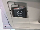 助手席ドア内側に車検証を収納できるボックスがついています