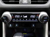 左右独立温度コントロールフルオートエアコンです。運転席、助手席それぞれで独立して温度設定ができます。冷え性の方が乗っても安心ですね♪