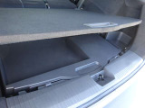 フロアの下にも荷物などを収納できるサブトランクも備えています。荷室内で散らかりがちな荷物を整理整頓なんてのもイイですね♪