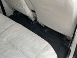 後席足元の状態です。フロアマット付き