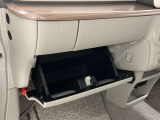 何かと便利なグローブボックス。メンテナンスノートや車検証、ちょっとしたメモと筆記用具等を入れておくとあればもしもの時にも便利ですね。