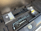 ラゲッジ下にタイヤパンク修理剤が収納されています!
