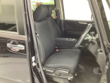 自社整備工場で点検整備をおこなってからお渡ししています。車検が残っている場合は『12ヶ月点検整備』を、車検整備付きの場合は『車検整備』をおこないます。整備費用は車両本体価格に含まれています。