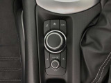 コマンダーコントロール。スイッチを探すことなく自然に手を下した位置に配置。手元を見ることなく、各種操作が行えます。