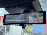 魔法のようなルームミラーです。ルームミラーの下のスイッチでミラーの角度を変えてみていただけますか? 先ほどまで映っていた後席の人の姿が消えて、クルマの後ろがよく見えますね。