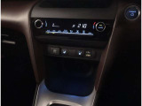お車のキーはスマートキーです。キーを身につけた状態で車に近づき、ドアロックの解錠や施錠操作が出来ます。雨の日など両手がふさがっている時など、とっても便利ですね。