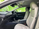 明るいシートと落ち着いた色調のインパネが調和し、運転席まわりを穏やかな雰囲気にまとめています。前方を見渡しやすく、ゆとりを感じながらお座りいただけます。