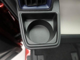 カップホルダーは運転席や助手席からちょうど手の届く位置です!!