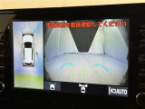 パノラミックビューモニターを装備。駐車場や交差点でクルマを真上から見るように周囲を確認できます。機能の詳細は販売店スタッフまでおたずねください。