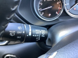 レバーをAUTOの位置にしているとき、レインセンサーが雨を感知すると、雨量に応じてワイパーが自動で作動してくれるオートワイパーを装備!