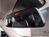 【ルームミラー一体型ETC車載器】ルームミラーの裏側に目立たない様に配置されたETCカード挿入口。スタイリッシュ且つ機能的なものとなっております。