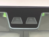 【スマートアシスト】走行中に前方の車両等を認識し、衝突しそうな時は警報とブレーキで衝突回避と被害軽減をアシスト。より安全にドライブをお楽しみいただけます。