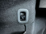 メモリー付きパワーシートが装備されている車両はシートの位置・ドアミラーの角度・ハンドルの位置を3名まで記憶出来ます。
