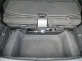 ラゲッジアンダーボックス:普段使わない物や外から見られたくない荷物を入れられます。