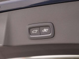 パワーテールゲート(ハンズフリー・オープニング/クロージング機構付) を装備しており、両手が荷物でふさがっていてもキーを所持していれば開閉できます。