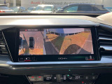 サラウンドビューカメラ装備 車両の4つのカメラから得た映像を合成し、上空から眺めているような映像をモニターに映し出します。車両周辺の歩行者や障害物などの発見に役立ちます。