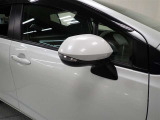対向車や歩行者が認識しやすいサイドターンランプ付カラードドアミラー