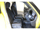 すわり心地の良い運転席・助手席です。長時間のドライブの疲れ軽減に貢献します。どうぞ快適なドライブを♪