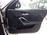 こちらがドアになります。しっかりとした造りで、閉めた際の重厚感もBMWらしいポイントです。ドアポケットには小物やドリンクなども収納でき、日常使いにも便利な設計になっています。