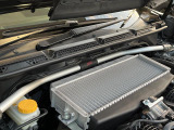 【STIタワーバー】お車の剛性を高めるタワーバーを装備。よりスムーズなコーナリング走行が可能となり、走りも楽しめます。