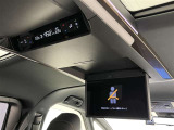 後部座席の天井には後部モニターを装備★後部座席に座りながらTVやDVDの視聴が出来るので長時間のドライブが楽しくなります♪