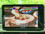 テレビ番組を画面で楽しめる装備を備えています。停車中の待ち時間には映像を見ながら過ごせるため、車内でひと息つきたい場面にも活用しやすい便利な機能です。