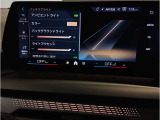 【ⅰドライブナビゲーション】文字情報も鮮明に表示する高解像度カラーディスプレイを採用。視認性に優れた地図デザインと特徴的な建造物を目印にした描写表示で現在位置を把握できます。地図データの更新も可能です