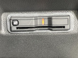 【ETC】有料道路を利用する際に料金所で停止することなく通過できる、ETC車載器(ノンストップ自動料金収受システム機器)が装備されています。セットアップを行うことで利用可能になります。