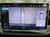 ギアをリバースに入れると車両後方の映像に加え上空からの車両周囲の疑似映像を映し出します。画面にはガイドラインが表示され、車庫入れや縦列駐車などの際に安全確認をサポートします。