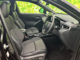 前席はゆったりと座れる形状で、運転席から前方や周囲を確認しやすい視界が広がります。落ち着いた色合いでまとまり、助手席側も開放感があり、毎日の移動を心地よく過ごせます。