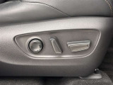 運転する時はドライビングポジションが気になりますよね。パワーシートで座席位置の微調整もしっかりできます。高級感がある装備としても人気があります。