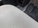 運転席の座面に小さな穴が開いております。