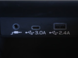 充電用USB端子付き。スマートフォン等の充電に便利です。
