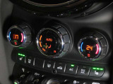 【Wエアコン】運転席と助手席別々の温度調整が可能!