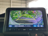 周囲の状況を画面で確認しながら駐車をサポート。目安となるガイド線も表示されるため、車庫入れや狭い場所での駐車時に、周辺を確認する際に役立ちます。
