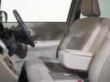 運転席にはアームレストが備わっています。