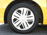 ★左前タイヤ★シンプルなデザインで飽きの来ないデザイン!タイヤ詳細 185/60R15インチで、タイヤの溝は5mmとなります。