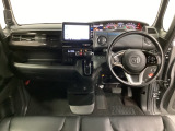 車内は光触媒抗菌消臭施工済です。スタイリッシュなデザインでスポーティなインパネ周りを演出します。グローブボックスやカップホルダーのほかにトレーなどたくさんの収納スペースが付いています。