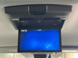 【10.1型フリップダウンモニター】大画面モニターで後席でもエンタメをお楽しみいただけます。小さなお子様にも大人気の装備です♪