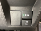 VSA装備車です。VSAはドライバーの操作と車の動きを見守っています。もし車の挙動が乱れたとき、4輪別々にブレーキをかけたり、エンジンパワーをしぼることによって車を安定させます。