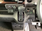 足元スッキリ、インパネシフトです。パーキングブレーキは電子制御パーキングブレーキタイプなので、運転席と助手席の間がスッキリしています。