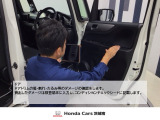 ★運転席★メーター確認、ハンドルのガタ・エアコンの動作・警告灯等、電製品の確認を行います。合わせて室内全体の汚れ・傷・コゲ・におい等のダメージを確認します。