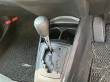 操作しやすいATシフトです♪シフトチェンジを気にしなくていいので運転だけに集中できますね!自然と手に届くところにある、手になじむ形状のシフトノブがいいですね♪