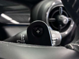 MINIの運転席操作部は、中央に構えるディスプレイが最大の特徴です。航空機を思わせるトグルスイッチなど、直感的で遊び心のあるメカニカルな操作感が、ゴーカートのような走りの高揚感を高めます。