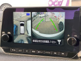車両を上から見ているようなアラウンドビューモニターの映像をナビゲーション画面に映し出してくれるので、小さなお子様や障害物を確認できます。運転のしやすさはもちろん、事故防止にも役立ちます!