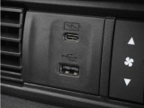 ◆USB入力端子◆USB接続、スマートフォンの充電等にも便利なUSBチャージャー使いやすい場所に装備されています。