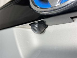 【バックカメラ】車両の後方を映像で確認するためのカメラです。運転席のモニターに映像が映し出され、後方確認や駐車をサポートします。
